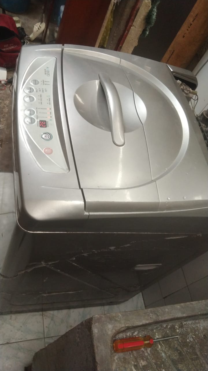 Lavadora de carga superior durante servicio técnico