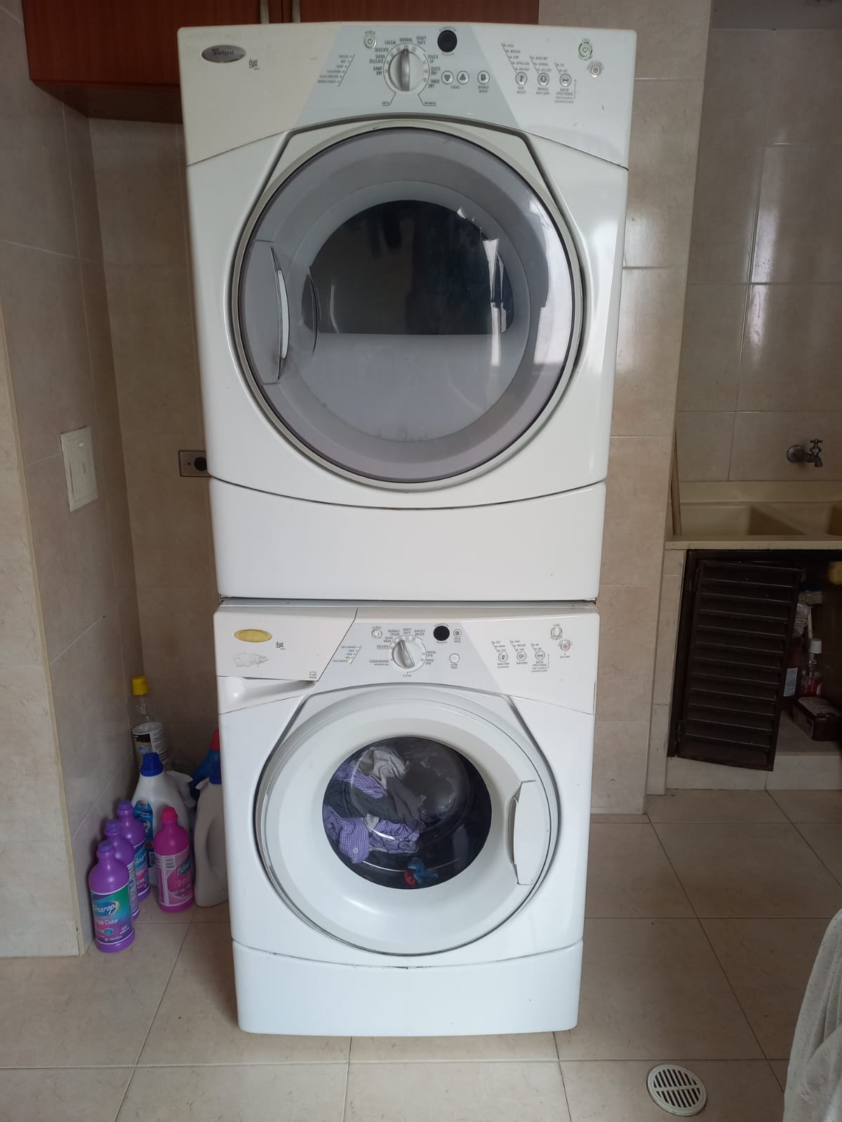 Torre de lavadora y secadora Whirlpool reparada