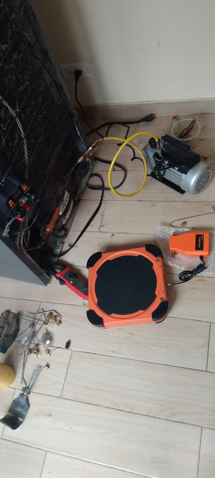 Técnico revisando el sistema de refrigeración de una nevera